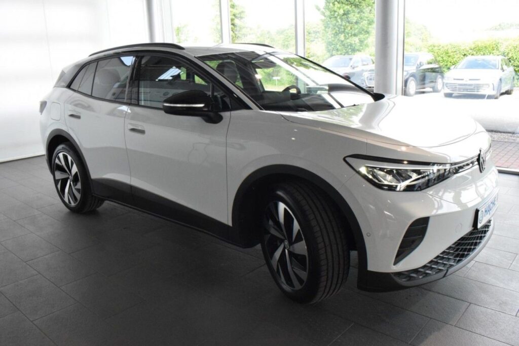 webc vehicle 233696 426514876 002.jpg