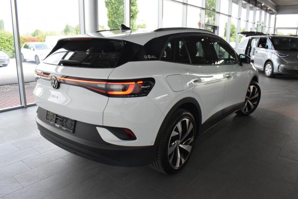 webc vehicle 233696 426514876 003.jpg