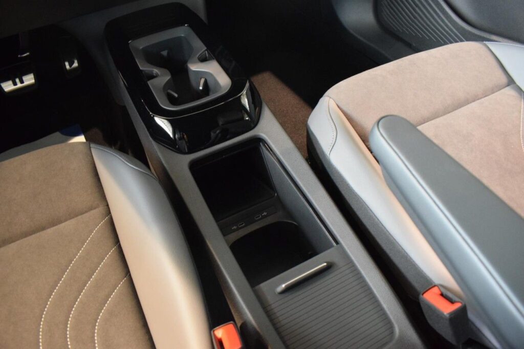 webc vehicle 233696 426514876 011.jpg