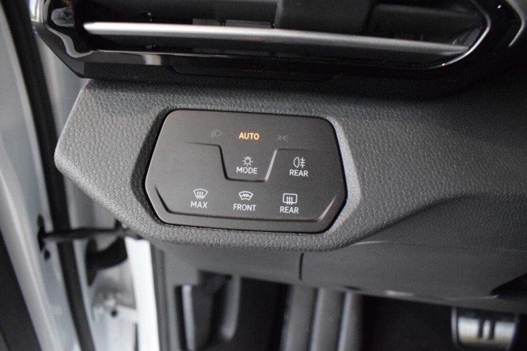 webc vehicle 233696 426514876 012.jpg