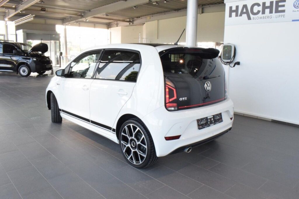 webc vehicle 392672 432531358 004.jpg