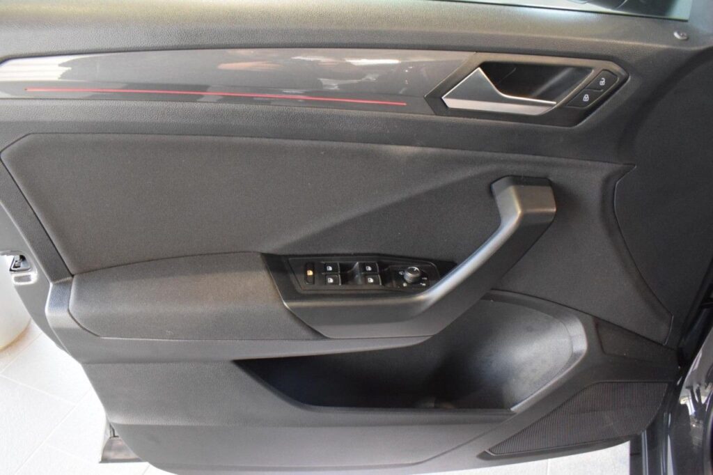 Volkswagen T-Roc Exposé-Bild 6