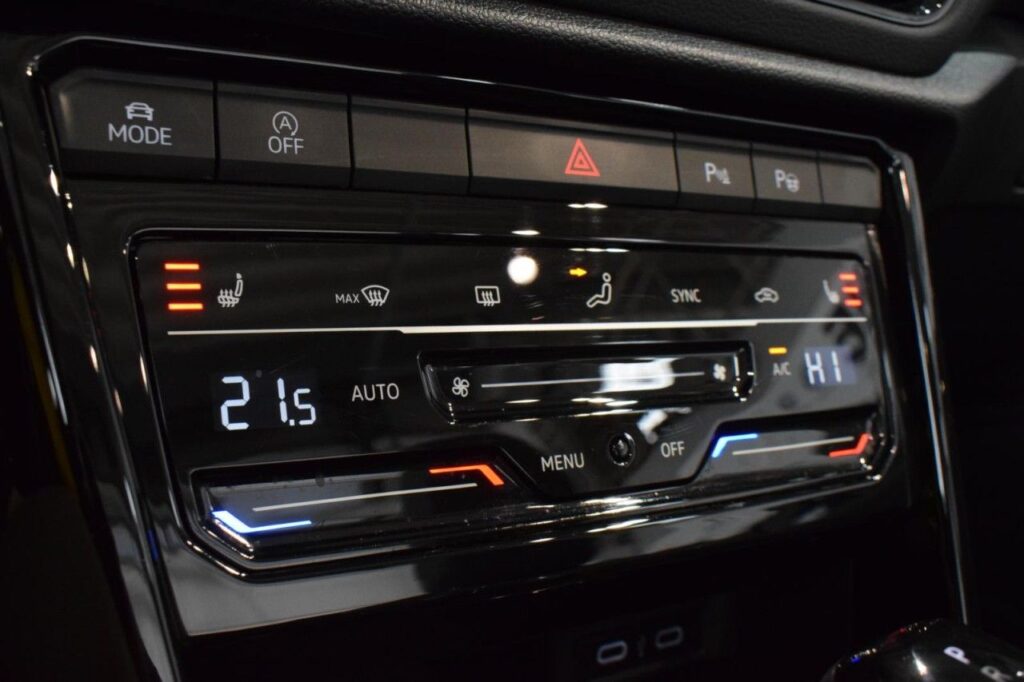 Volkswagen T-Roc Exposé-Bild 14