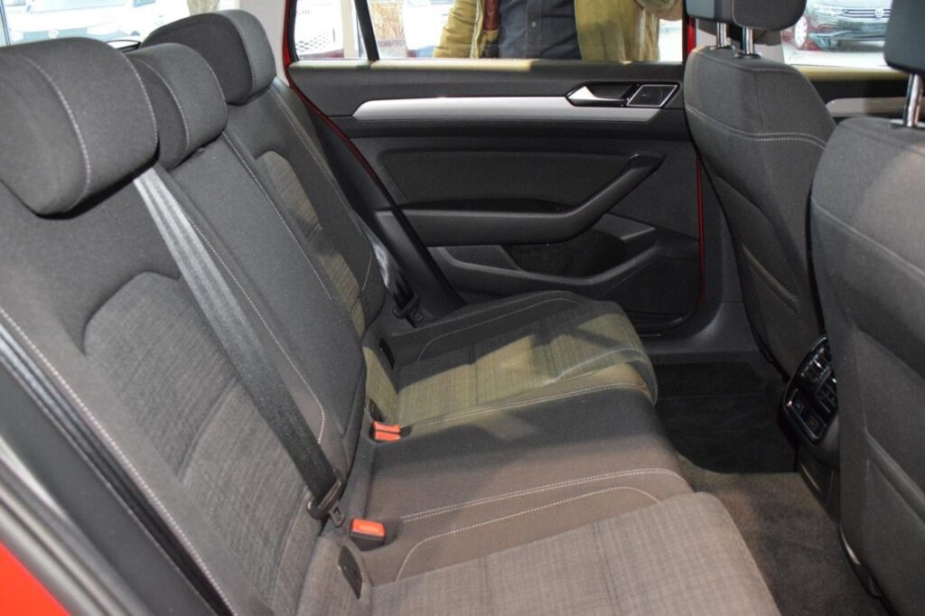 Volkswagen Passat Variant Exposé-Bild 8