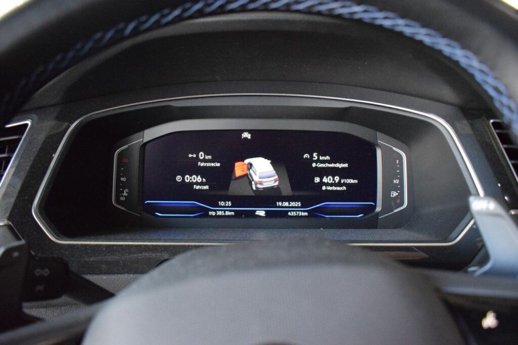 Volkswagen Tiguan Exposé-Bild 14