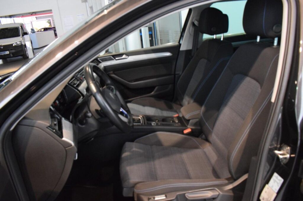 Volkswagen Passat Variant Exposé-Bild 6