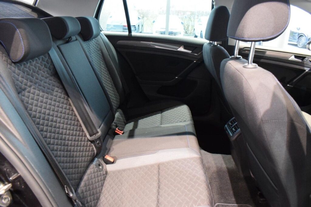 Volkswagen Golf Exposé-Bild 8