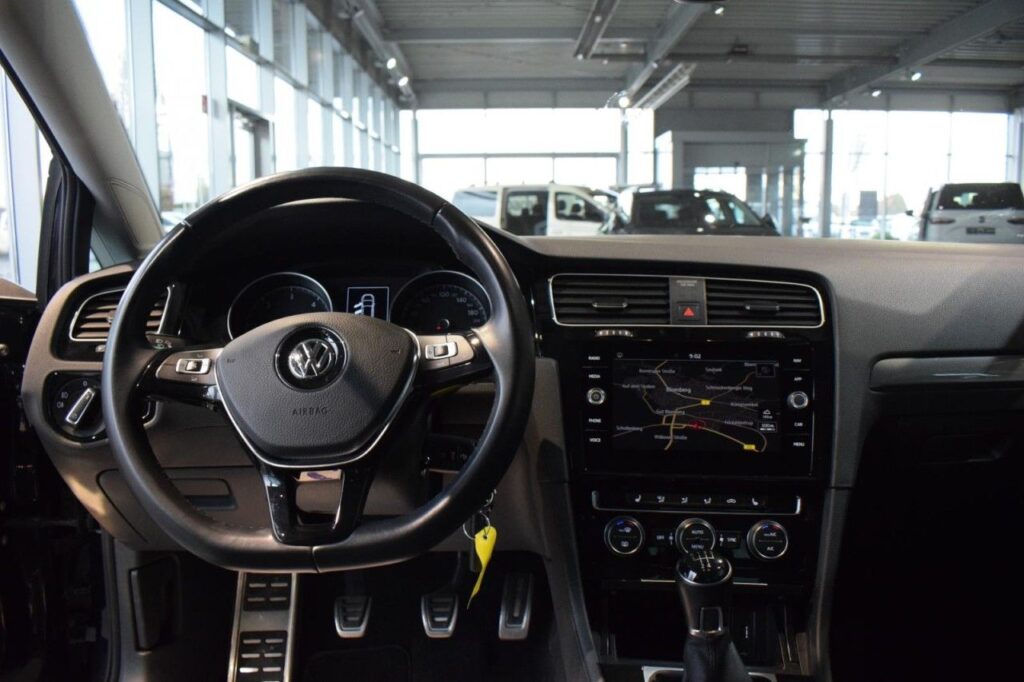 Volkswagen Golf Exposé-Bild 10