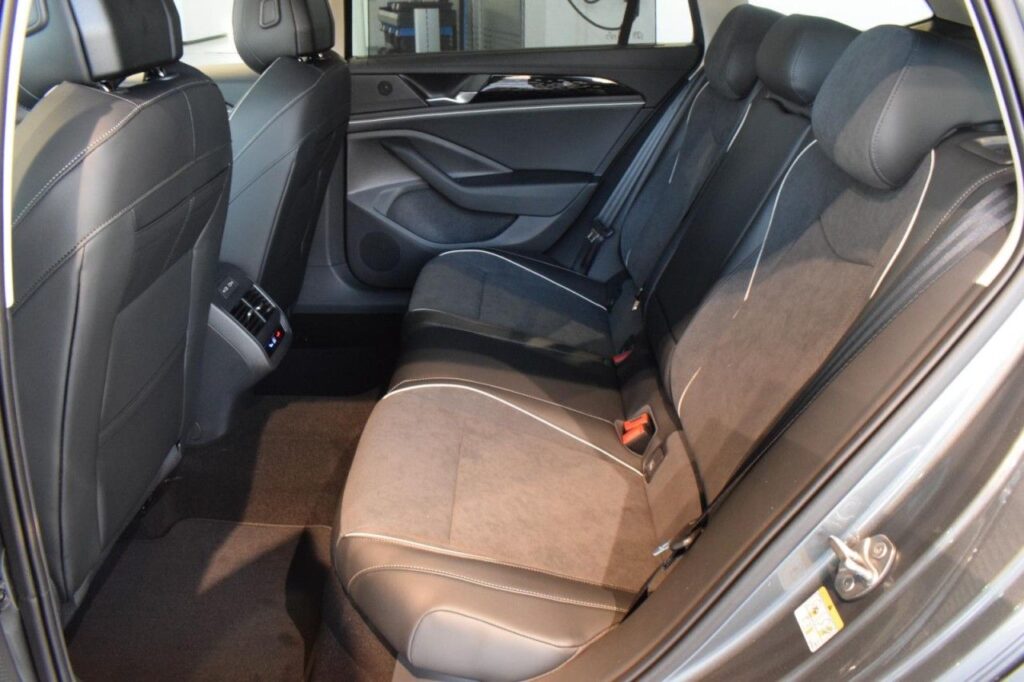 Volkswagen Passat Variant Exposé-Bild 8